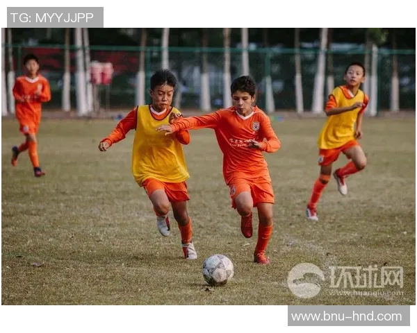 足球球星带着家人亲临训练场展现温馨一幕助力训练氛围升级 足球球星带着家人亲临训练场展现温馨一幕助力训练氛围升级