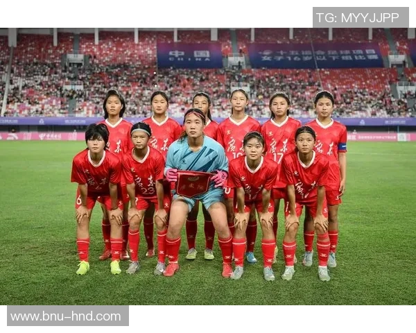 给中国女足送足球球星的背后故事：他们为何选择为女足加油助力